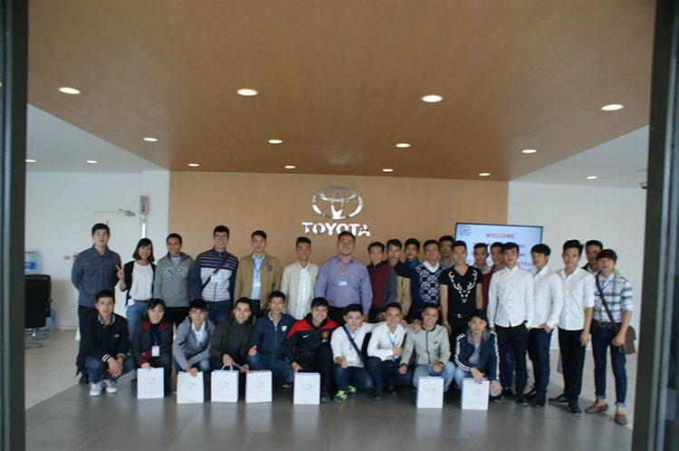 Sinh viên ngành CNKT ô tô thăm quan nhà máy sản xuất Ô tô Toyota Việt Nam