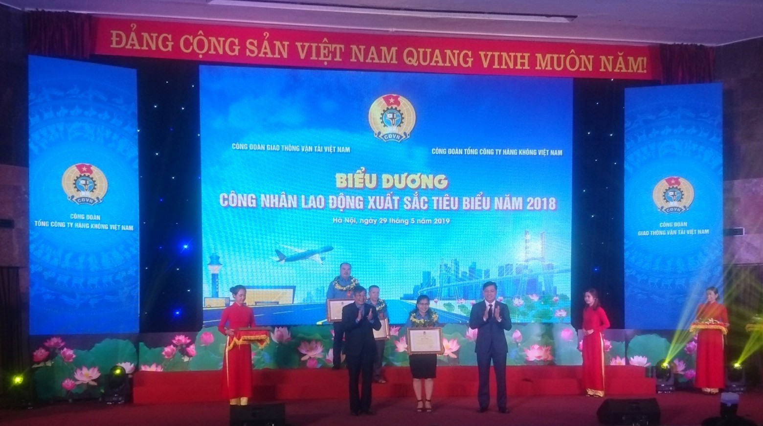 Nữ giảng viên Trần Thị Thanh Xuân vinh dự được biểu dương và tôn vinh tại  Hội nghị Biểu dương công nhân lao động xuất sắc, tiêu biểu năm 2018
