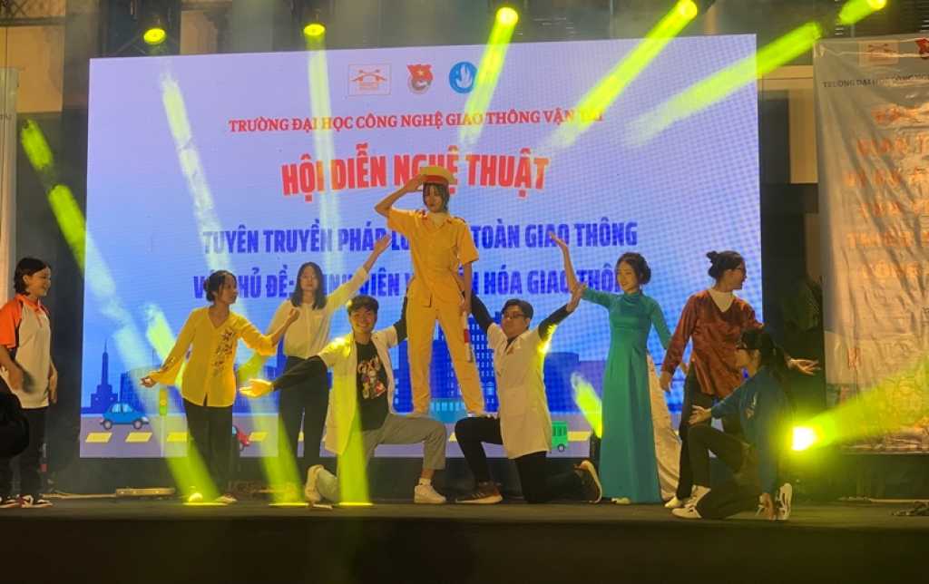 Sinh viên UTT tích cực tham gia tuyên truyền văn hóa giao thông