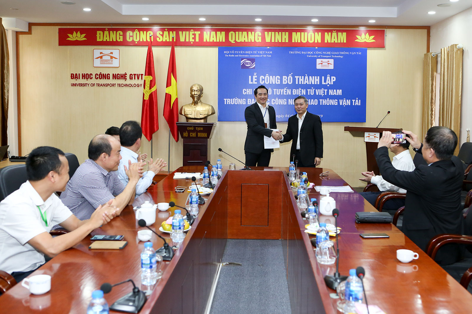 Thành lập Chi hội Vô tuyến điện tử Việt Nam - Trường Đại học Công nghệ GTVT