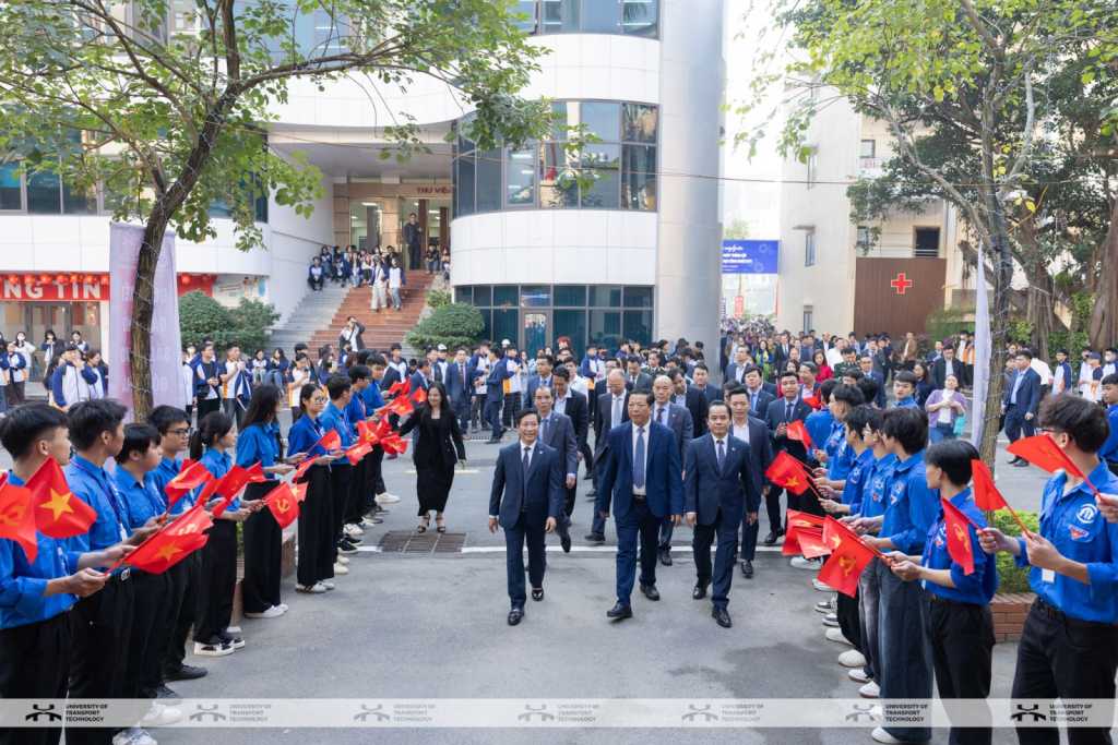 Trường Đại học Công nghệ GTVT kỷ niệm 80 năm xây dựng và phát triển: Dấu ấn truyền thống - Khát vọng vươn xa