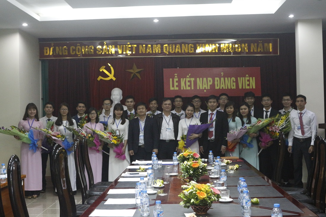 Lễ Kết nạp đảng viên sinh viên chào mừng ngày Quốc tế phụ nữ 08/3, chào mừng Tháng Thanh niên năm 2017 và 86 năm Ngày thành lập Đoàn TNCS Hồ Chí Minh