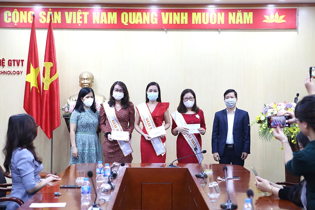 Công đoàn Trường tổng kết và trao giải cuộc thi Nét đẹp phụ nữ UTT qua ảnh năm 2021