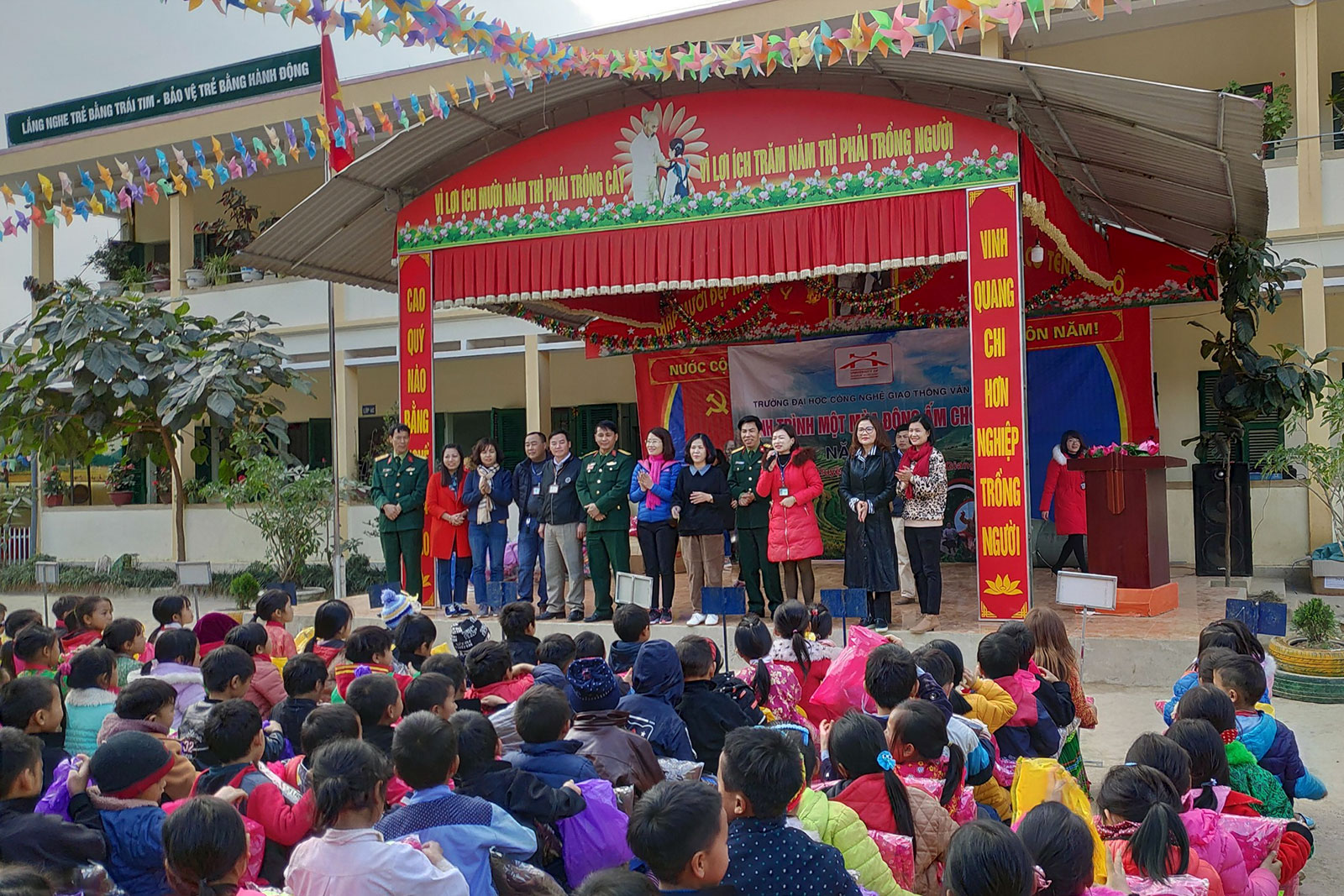 Trường Đại học Công nghệ GTVT với “Hành trình một mùa đông ấm cho em”  tại xã Ma Lé, huyện Đồng Văn, tỉnh Hà Giang