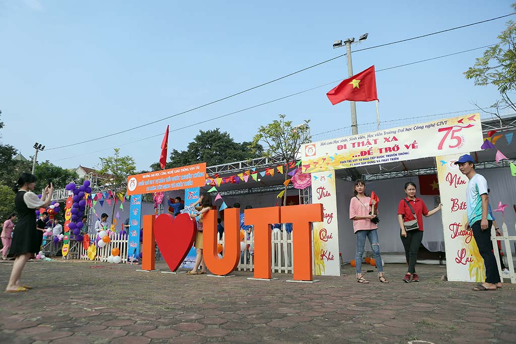 Hội trại, hội thao, hội diễn chào mừng kỷ niệm 75 năm thành lập Trường Đại học Công nghệ Giao thông vận tải