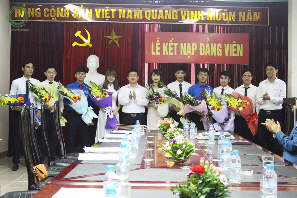 Lễ kết nạp Đảng viên chào mừng 71 năm ngày thành lập Trường và 55 năm ngày Bác Hồ về thăm Trường