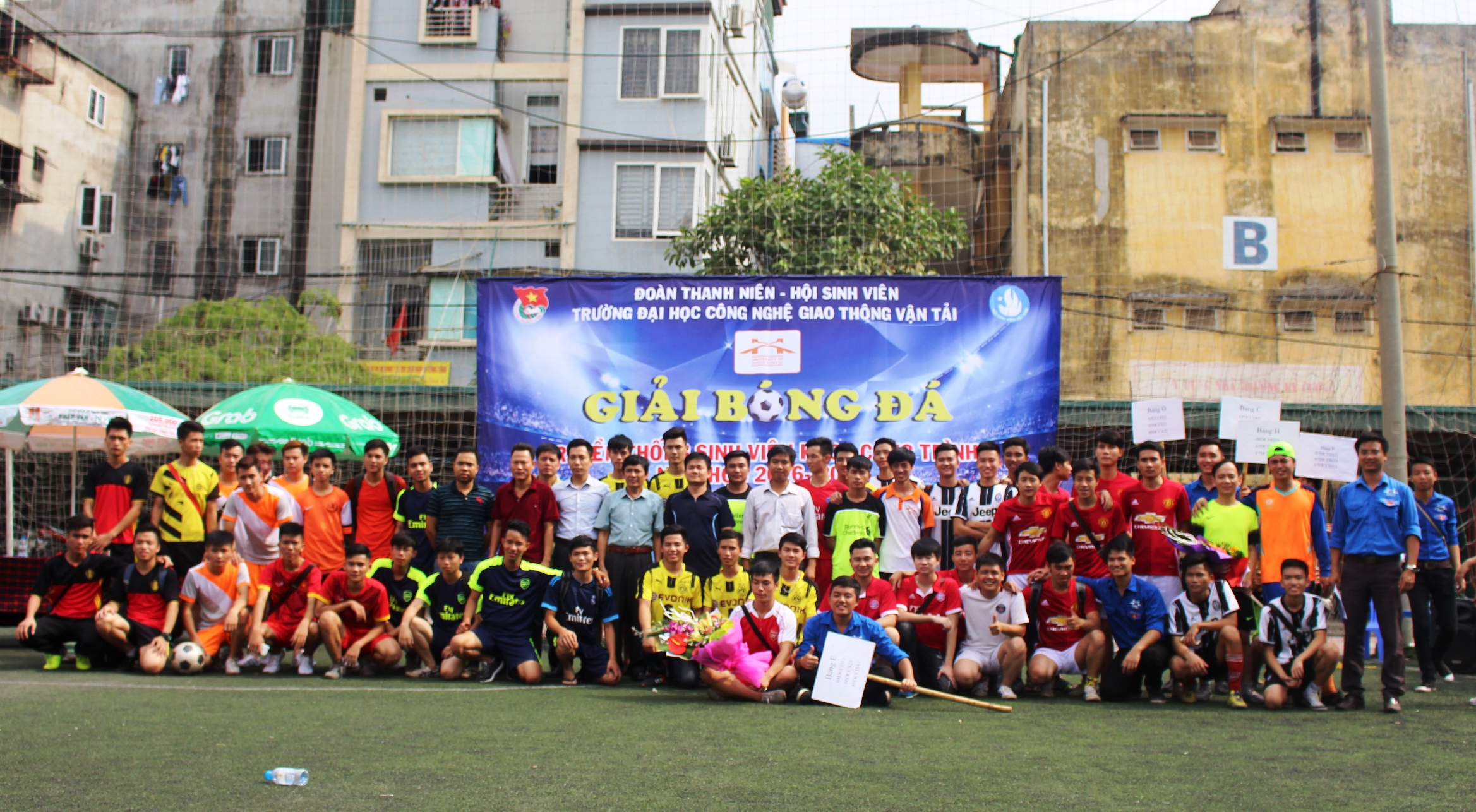 Tưng bừng Lễ khai mạc Giải bóng đá truyền thống Sinh viên khoa Công trình năm học 2016-2017