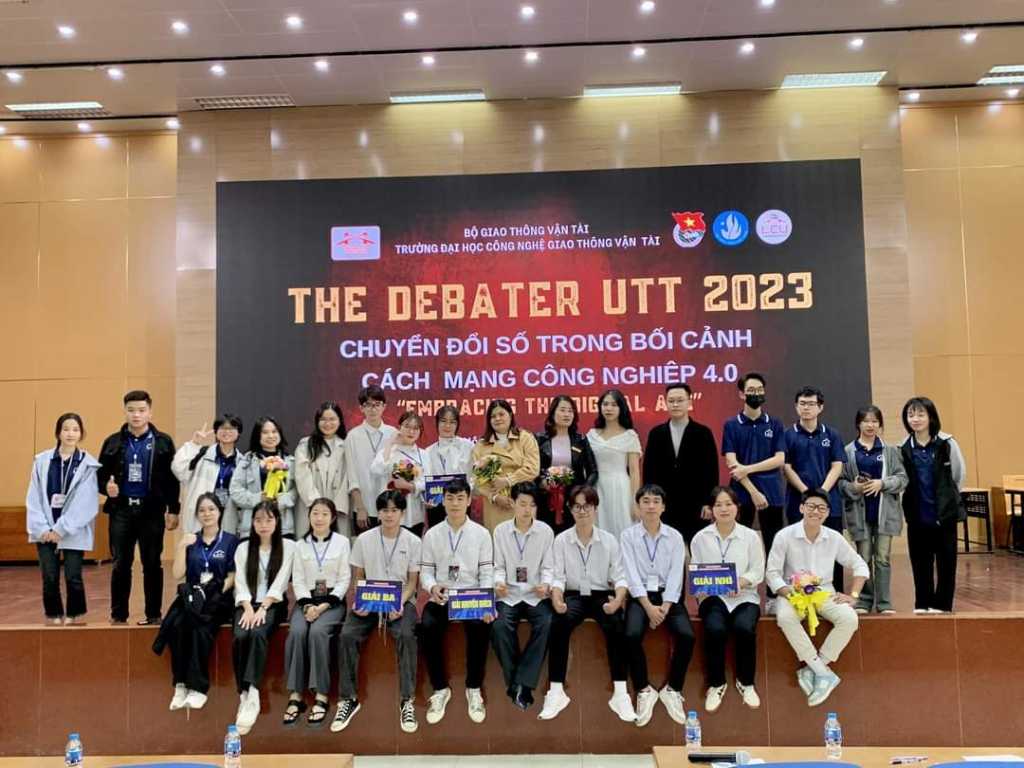Sinh viên UTT với Chuyển đổi số trong bối cảnh cách mạng công nghiệp 4.0 – Embracing the Digital Age
