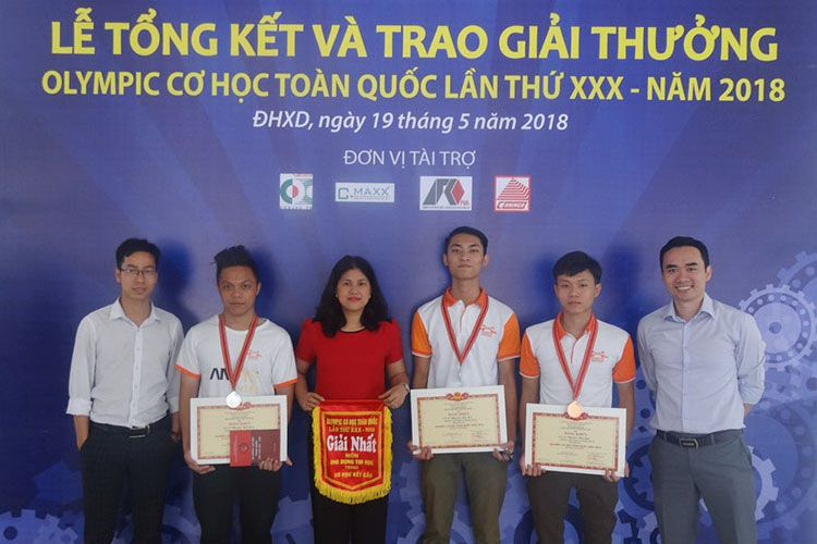 Tuyên dương các giảng viên tham gia hướng dẫn đội tuyển Olympic Cơ học UTT năm 2018