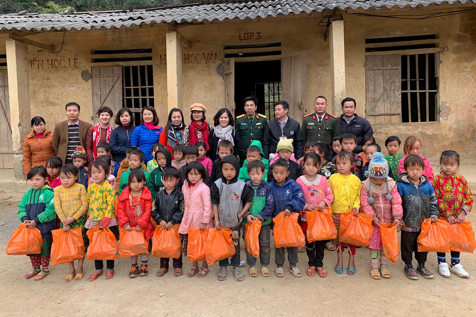 Tổng kết chương trình quyên góp tặng quà học sinh và đồng bào tại xã Ma Lé, huyện Đồng Văn, tỉnh Hà Giang