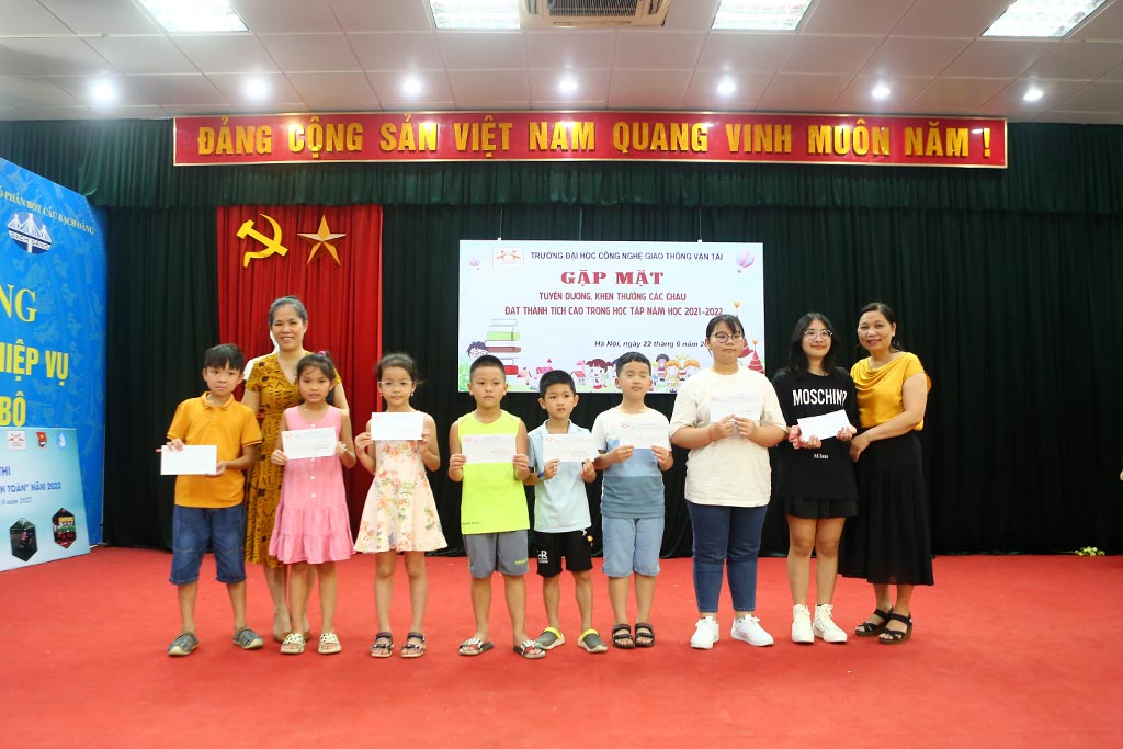 Gặp mặt tuyên dương khen thưởng các cháu là con CB,VC,NLĐ Nhà trường đạt thành tích cao trong học tập năm học 2021-2022