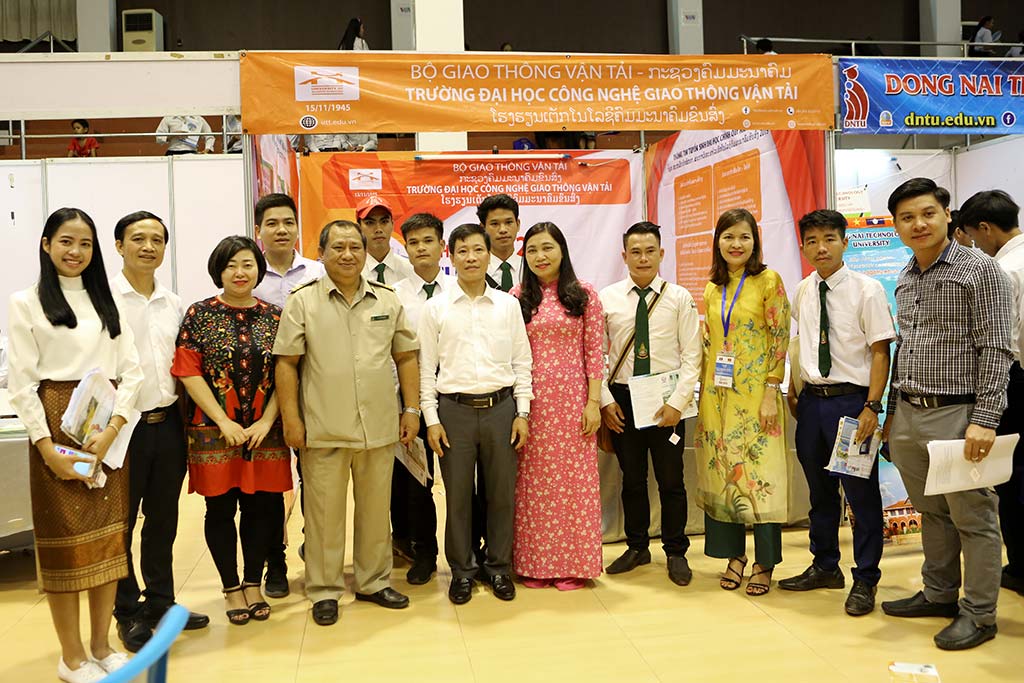 Trường Đại học Công nghệ GTVT tham gia Triển lãm và diễn đàn giáo dục Việt Nam - Lào lần thứ 2