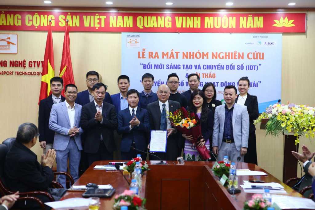 Lễ ra mắt nhóm nghiên cứu Đổi mới sáng tạo và chuyển đổi số (IDT) và Hội thảo Chuyển...