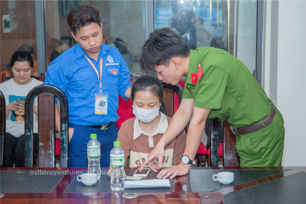 Hơn 200 sinh viên UTT tham gia hỗ trợ kích hoạt mã định danh điện tử cho công dân trên địa bàn huyện Thanh Trì
