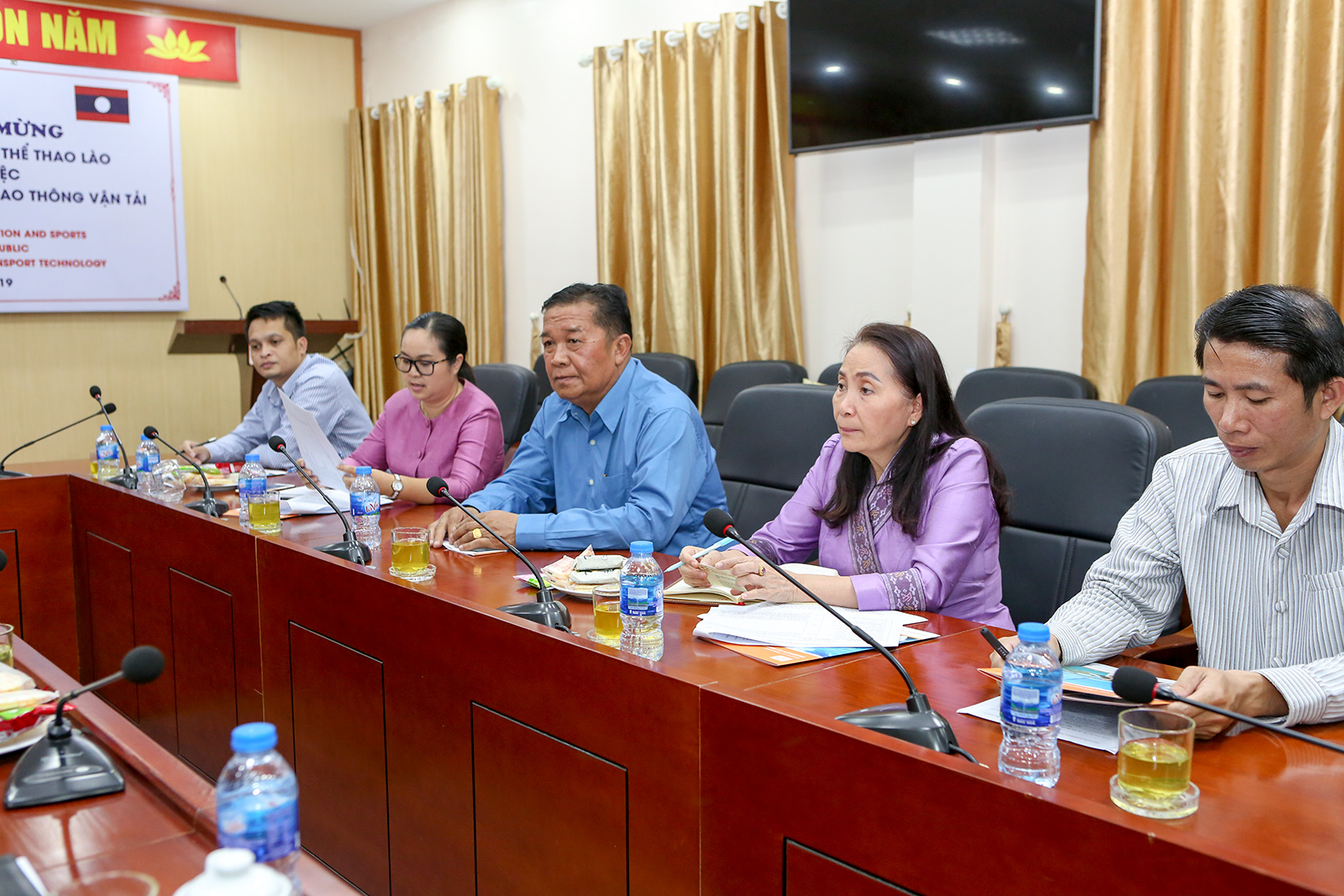 Đoàn Bộ Giáo dục và Thể thao Lào thăm và làm việc tại Trường Đại học Công nghệ GTVT