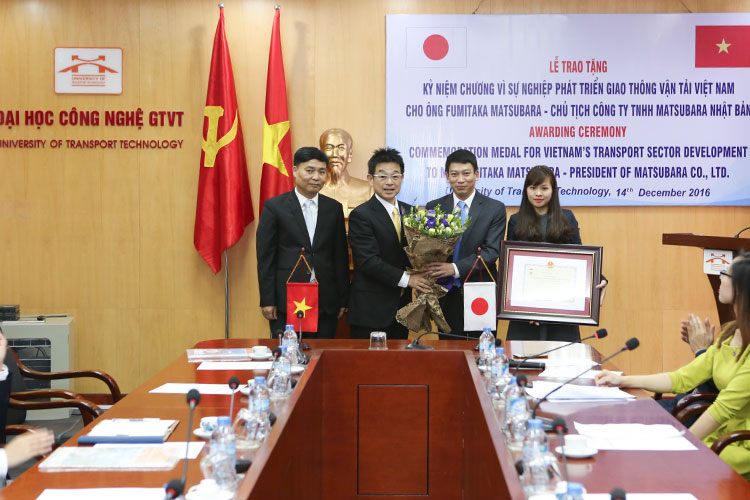 Trao tặng Kỷ niệm chương Vì sự nghiệp phát triển giao thông vận tải Việt Nam cho ông Fumitaka...