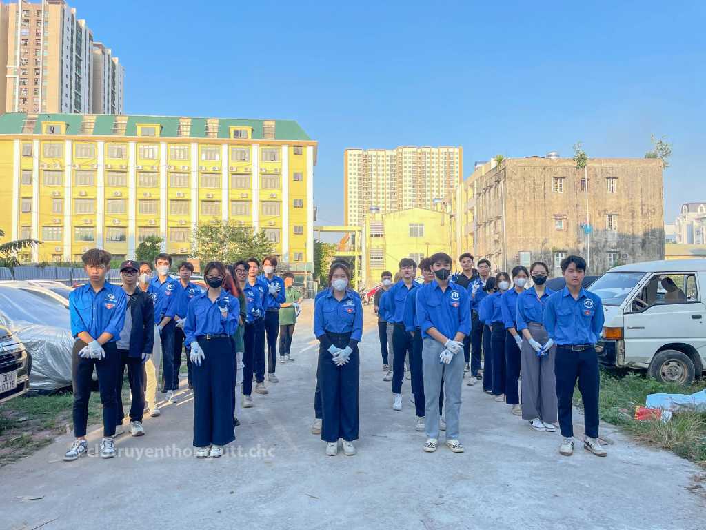 Tuổi trẻ UTT ra quân dọn dẹp vệ sinh khuôn viên trường học