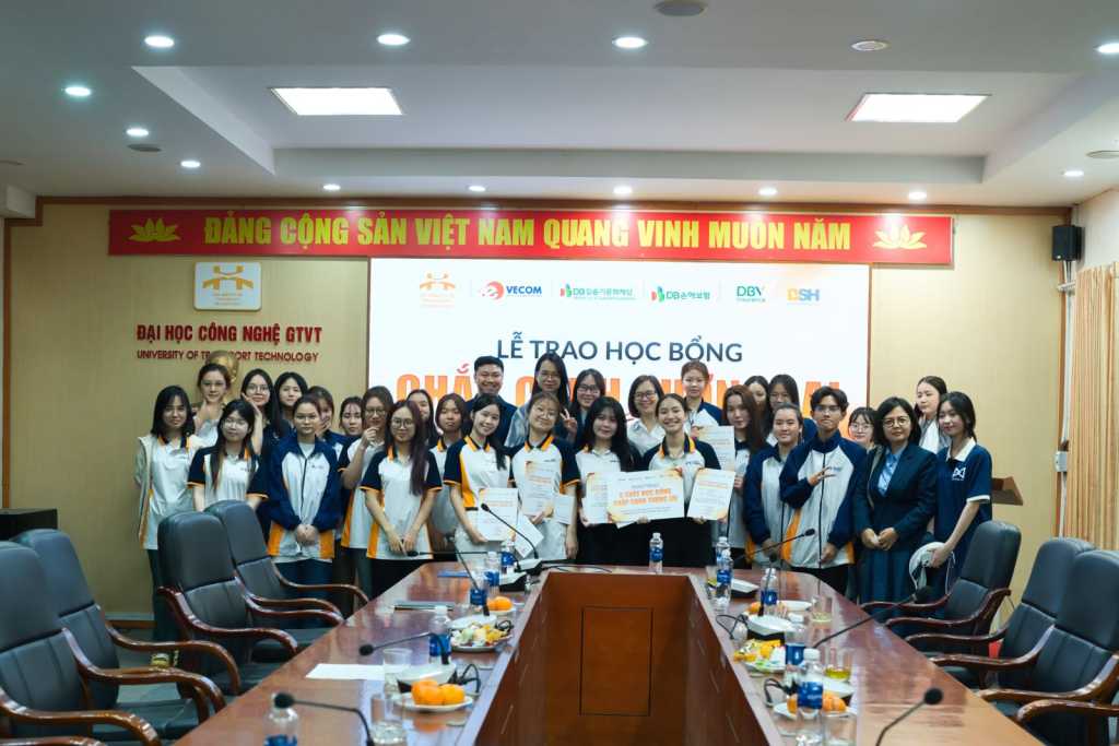 UTT Students Awarded Scholarships from the Vietnam E-Commerce Association (VECOM) and Saigon – Hanoi Insurance Corporation (BSH)