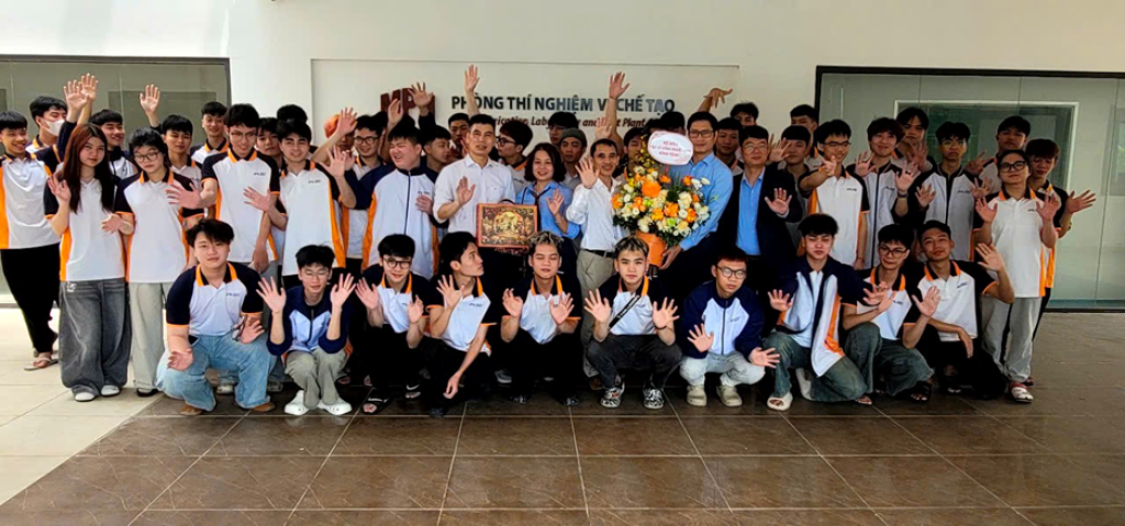 Mở cửa phòng sạch - sinh viên K76 Vi điện tử & Vật lý bán dẫn UTT tiếp cận công nghệ chế tạo vi mạch tiên tiến tại NACENTECH