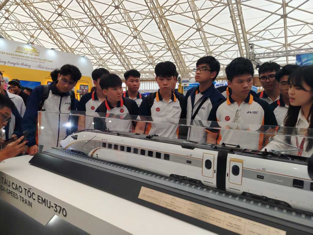 Sinh viên các lớp tài năng Đường sắt tốc độ cao UTT tham quan Triển lãm đường sắt 2026 tại Việt Nam (VRT & CON 2026)
