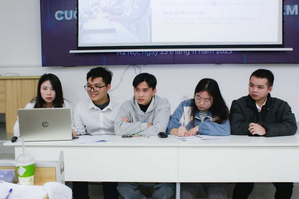 Sinh viên UTT tham gia vòng Bán kết cuộc thi Thiết kế Điện tử Việt Nam 2025