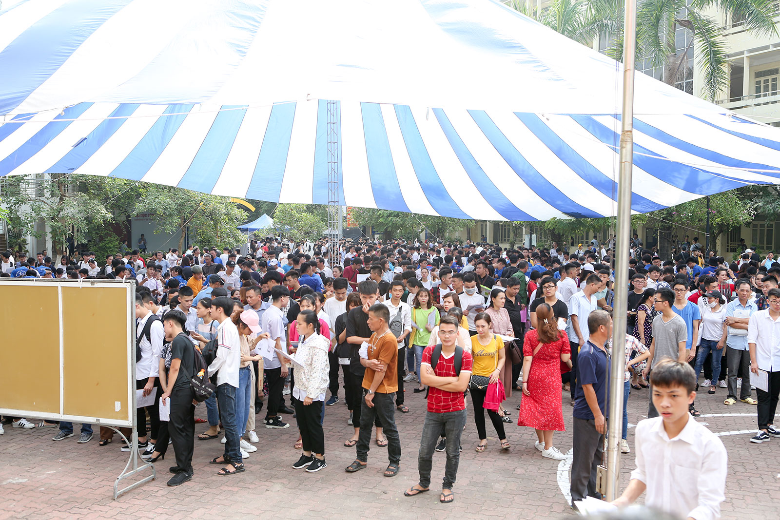 Trường Đại học Công nghệ GTVT chào đón tân sinh viên K70 nhập học