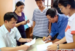 Thí sinh làm thủ tục dự thi vào trường Cao đẳng GTVT